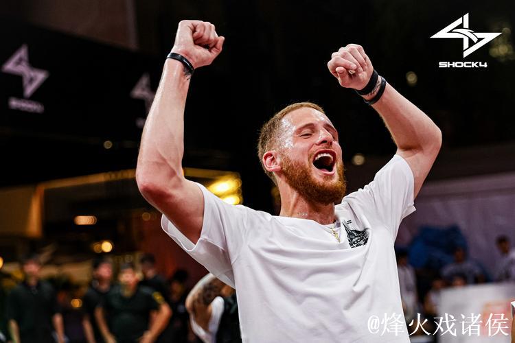 迪温琴佐11分7助攻亮眼发挥，三分精准助队大获全胜